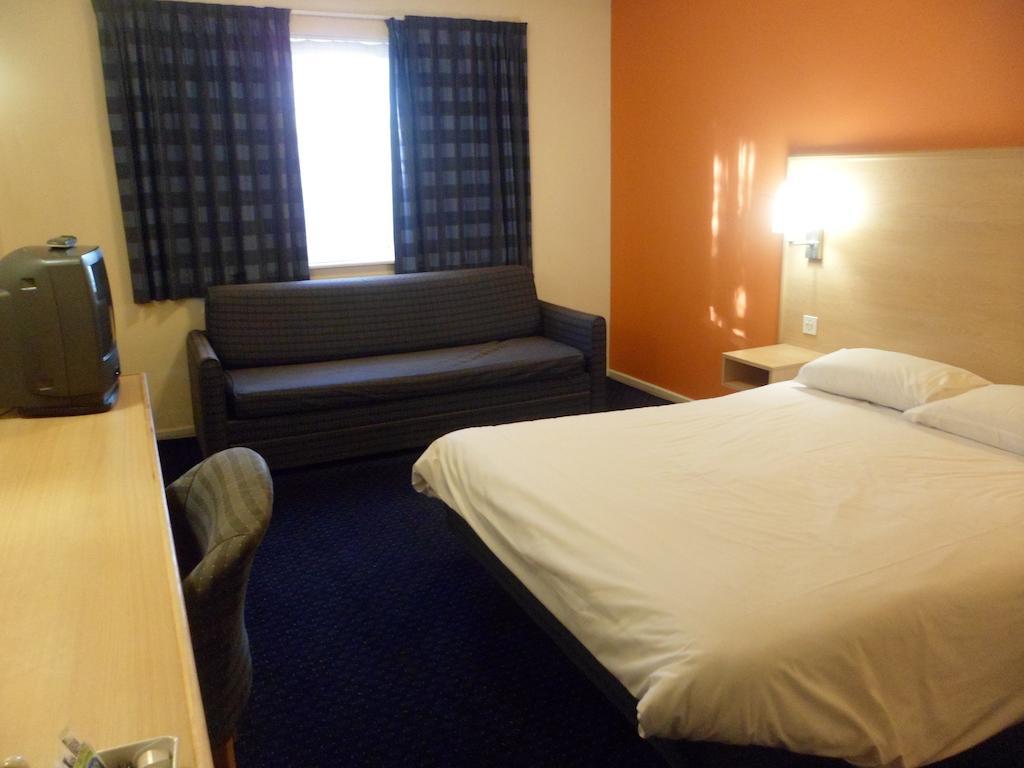 Metro Inns Huddersfield Room photo