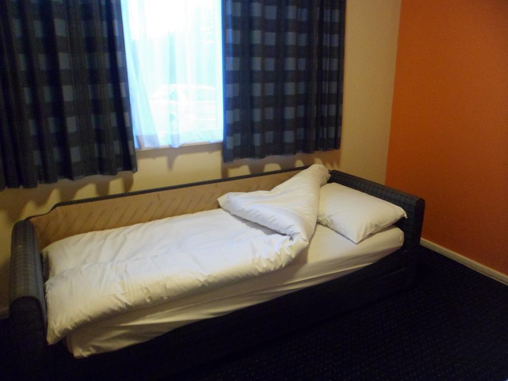 Metro Inns Huddersfield Room photo