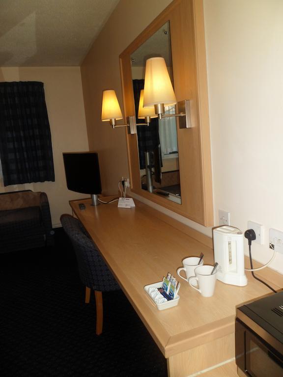 Metro Inns Huddersfield Room photo