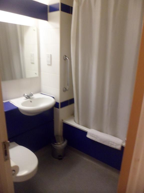 Metro Inns Huddersfield Room photo