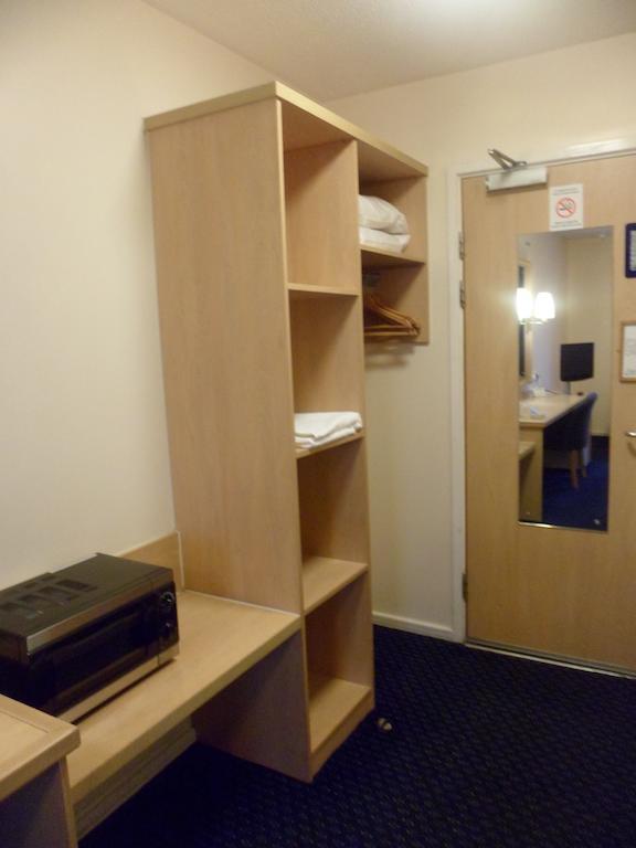 Metro Inns Huddersfield Room photo