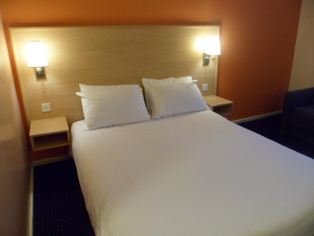 Metro Inns Huddersfield Room photo