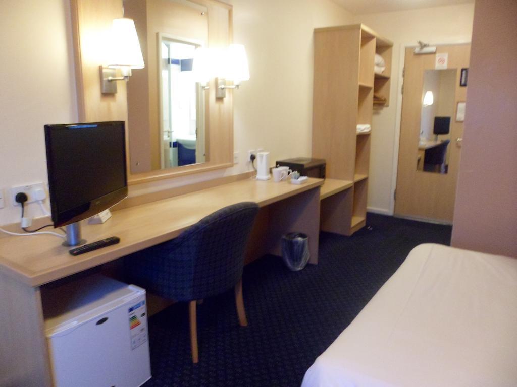 Metro Inns Huddersfield Room photo