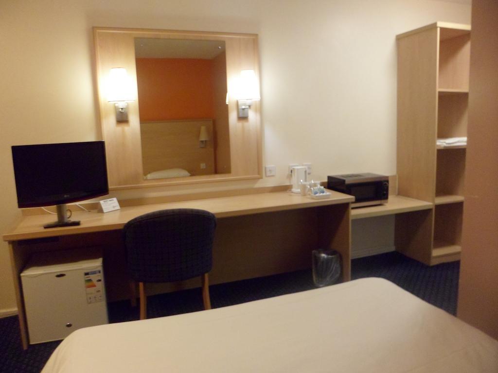 Metro Inns Huddersfield Room photo