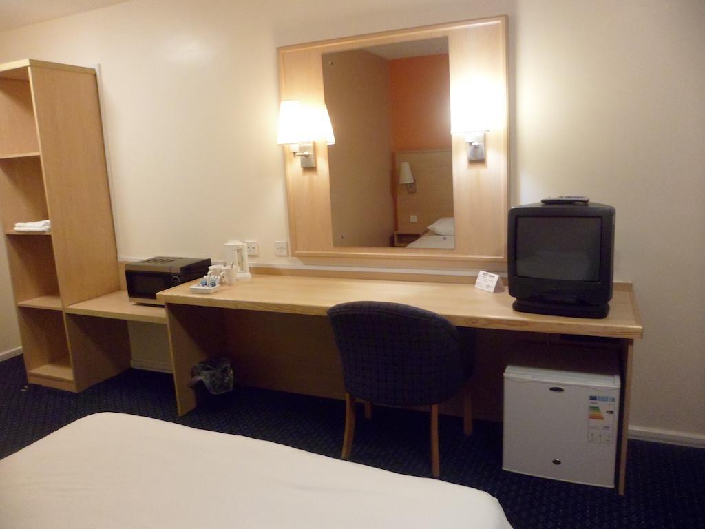 Metro Inns Huddersfield Room photo