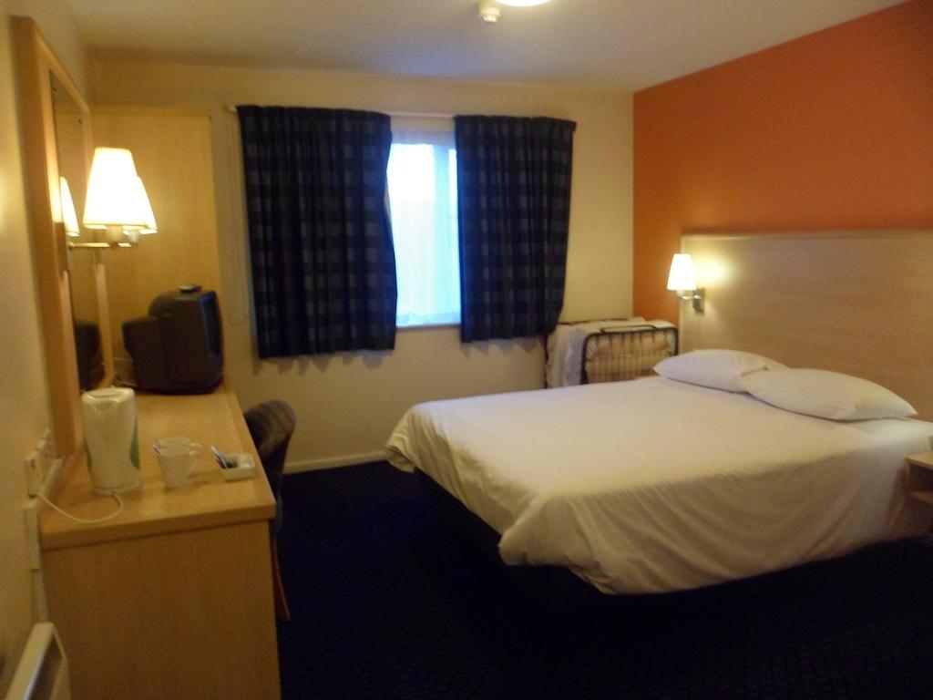 Metro Inns Huddersfield Room photo