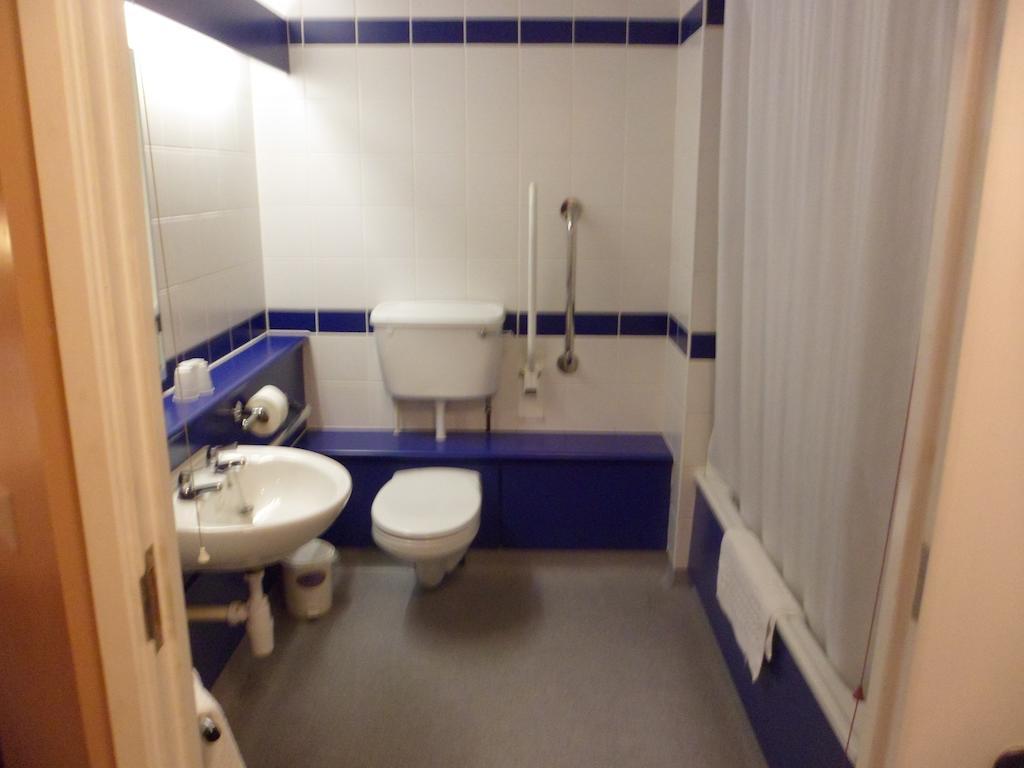 Metro Inns Huddersfield Room photo