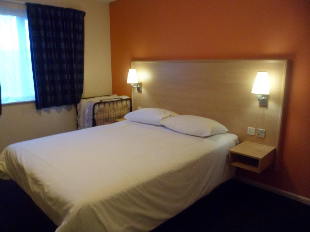 Metro Inns Huddersfield Room photo